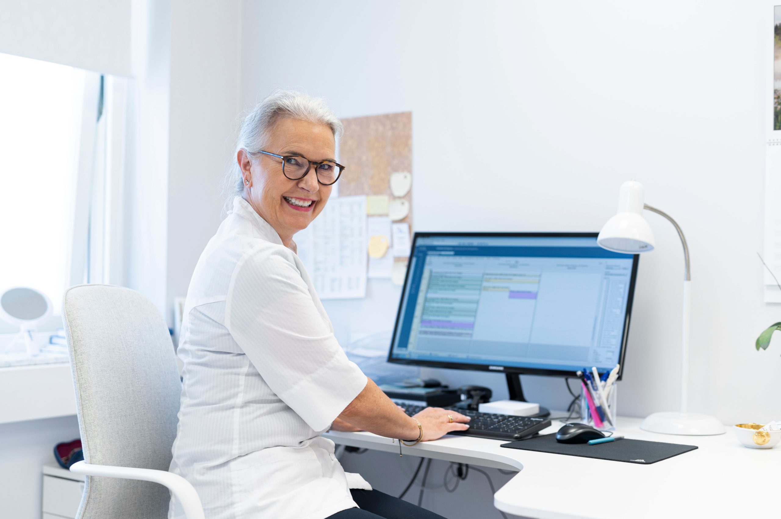 Christina Engman Hudläkare sitter vid datorn
